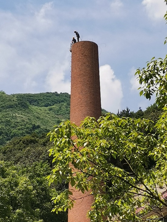 济南拆除烟囱公司:如何做到安全与环保双赢？